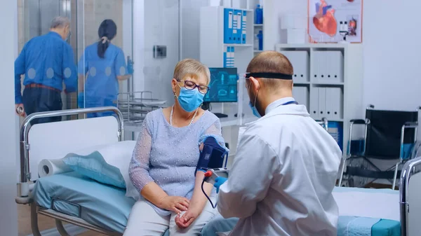 Doctor checking hypertension patient — Stock Photo, Image