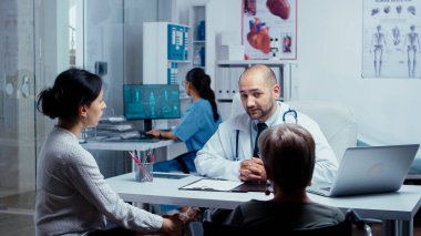 Doktor randevusunda.