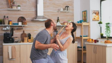 Heyecanlı mutlu çift dansı