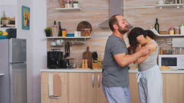 Şiddet yanlısı koca karısını sallıyor