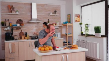 Freelancer kahve içiyor ve dizüstü bilgisayar üzerinde çalışıyor.