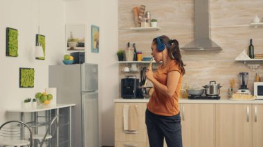 Tahta kaşıkta şarkı söylemekten zevk alıyorum.