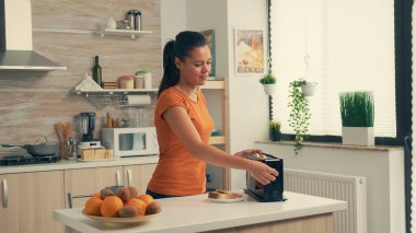 Sabahları ekmek kızartıyorum.