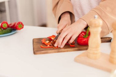 Çan biberi doğramayı kes.