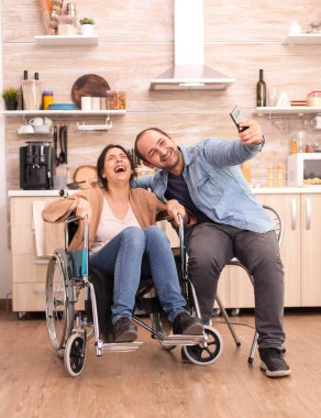 Erkek arkadaşın selfie çekiyor.