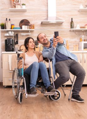 Tekerlekli sandalyedeki kadın fotoğraf çekiyor