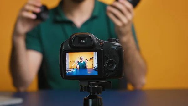 Content creator talking about camera lenses — Stock Photo, Image