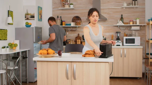 Housewife in pajamas preparing breakfast — Stock Photo, Image