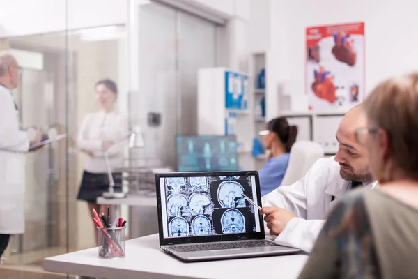 Radiolog pekar på hjärnans ct scan — Stockfoto