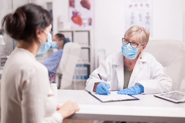 Médico con máscara de protección contra covid — Foto de Stock