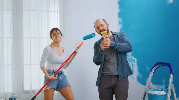 Marido cantando em pincel de pintura — Fotografia de Stock