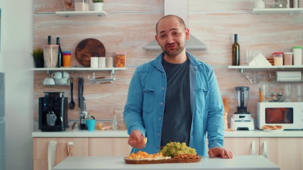 Marido charlando en la cocina — Vídeo de stock