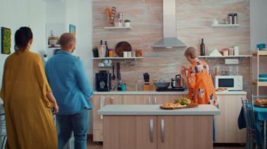 Satın almaları getiren çift.