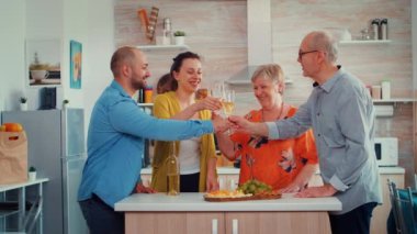 Genişletilmiş aile kadehlerini tokuşturur