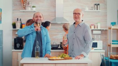 Genişletilmiş aile video görüşmesi yapıyor.