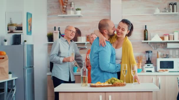 Dojrzałe para przytulanie flirt w kuchnia — Wideo stockowe