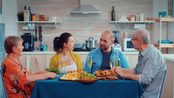 Говорячи і кмітливі за вечерею — стокове відео