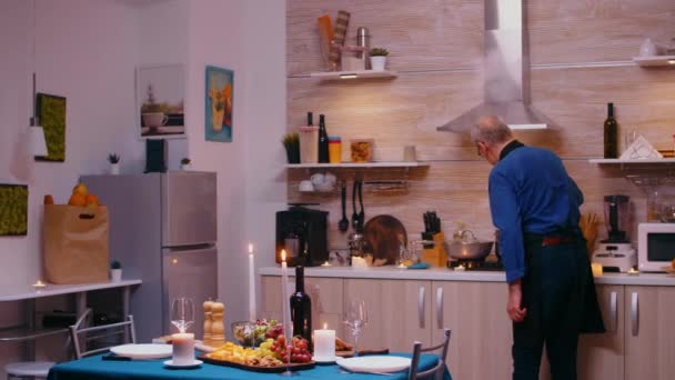 Surprenant sa femme avec un dîner romantique — Video