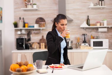 Kahvaltının tadını çıkar.