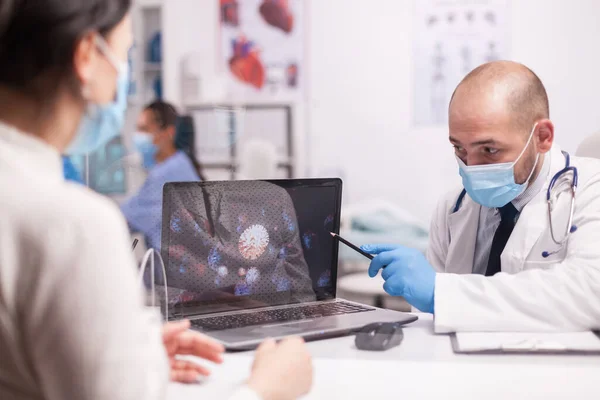 Docteur pointant vers la représentation du coronovirus — Photo