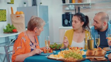 Büyükanne yemek boyunca konuşuyor.