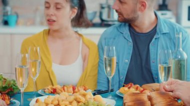 Yemek sırasında bir grup insan birbirine vuruyor.