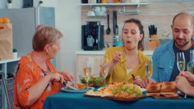 Şükran Günü 'nü ailemle kutluyoruz.