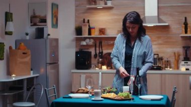 Mumu yakan genç bayan