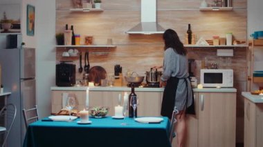 Genç bayan kocasına yemek yapıyor.