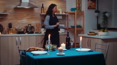 Romantik yemek hazırlayan kadın