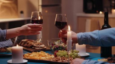 Genç çift kadeh tokuşturuyor.