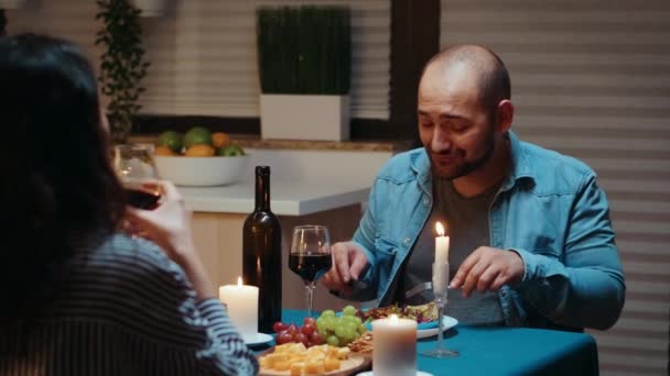 Jantar romântico com o homem em primeiro plano — Vídeo de Stock