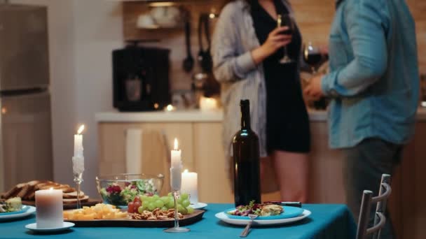 Пара флиртов во время романтического ужина — стоковое видео