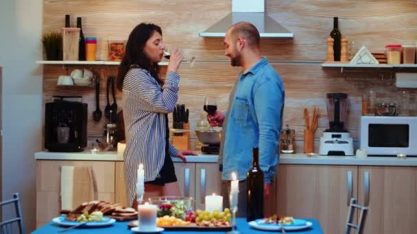 Uomo flirtare durante appuntamento romantico — Video Stock