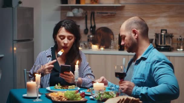 Surfer sur les téléphones pendant le dîner — Video