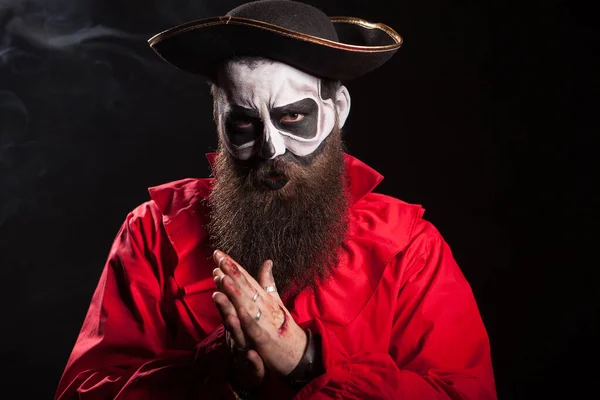 Человек, одетый как страшный пират на празднование Хэллоуина — стоковое фото