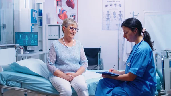 Diskussion mit Krankenschwester in modernem Krankenhaus — Stockfoto