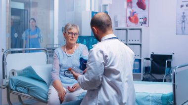 Doktor kan basıncını ölçüyor.