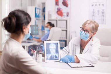 Covid-19 'a karşı maskeli kıdemli doktor.