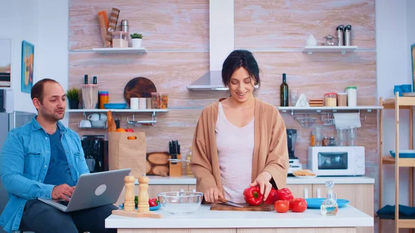 Casal olha para a receita no laptop — Fotografia de Stock