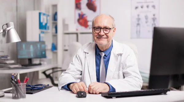 Maturo medico indossa occhiali da vista — Foto Stock