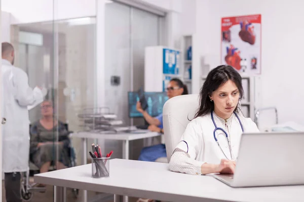 Giovane terapista donna nel centro medico — Foto Stock