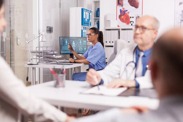Enfermera en uniforme azul sosteniendo imagen de rayos X —  Fotos de Stock