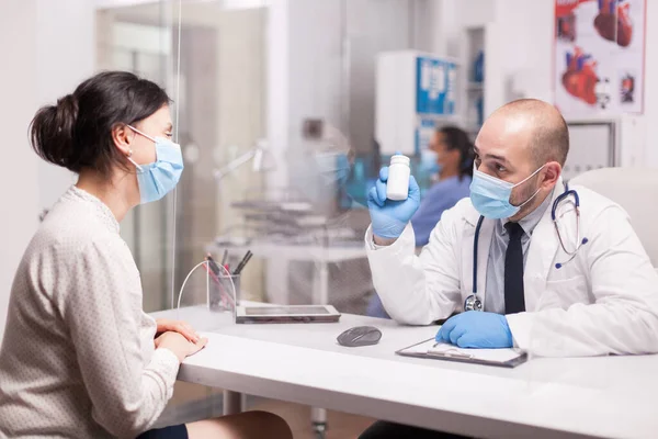 Doctor wearing protection mask against covid — Stock Photo, Image
