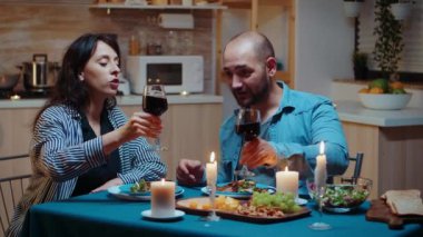 Romantik bir akşam yemeği yiyen çift.