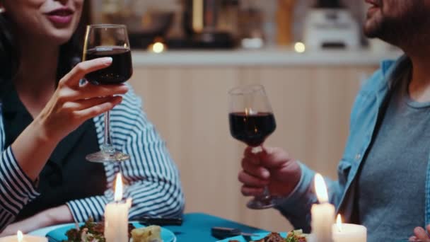 Casal com copos de vinho tinto — Vídeo de Stock