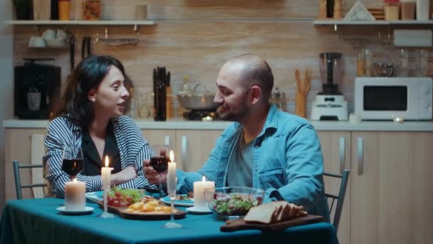 Zachte momenten doorbrengen tijdens het diner — Stockvideo