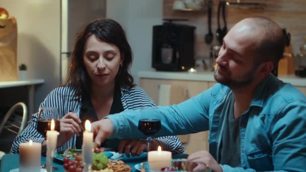Weintrauben essen beim Abendessen — Stockvideo