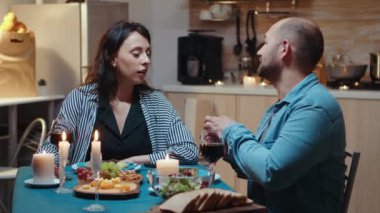 Evlenme teklifine şaşıran kadın