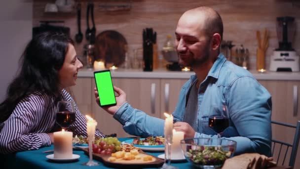 Зеленый экран телефона за ужином — стоковое видео